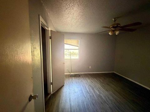 1814 SE 14th Street Grand Prairie TX 75051