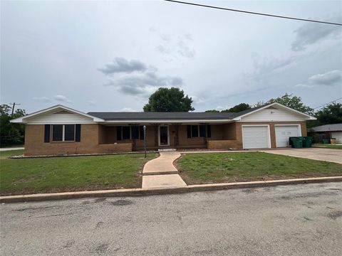 Photo of 211 S Crockett St, Henrietta, TX 76365 (MLS # 21257846)