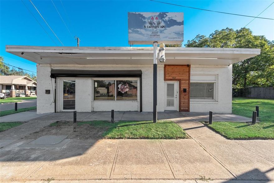 This retail or business space for lease near Dallas offers a prime location with high visibility and excellent foot and vehicle traffic. The space features an open layout suitable for various retail, office, or service-based businesses. It is strategically situated in a busy area, providing easy access to major highways, public transportation, and nearby amenities. Whether you're looking to expand your retail presence or establish a new business, this space offers a great opportunity to achieve your goals in a thriving Dallas neighborhood.