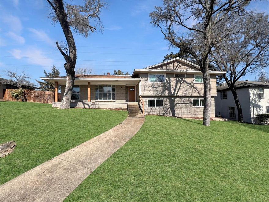 This spacious 4-bedroom residence is a blank canvas, awaiting your creative touch to bring it back to its full potential. With a layout that offers endless possibilities, you have the chance to reimagine the space according to your vision.