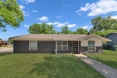 Photo of 821 Lovers Lane, Grapevine, TX 76051 (MLS # 21267376)