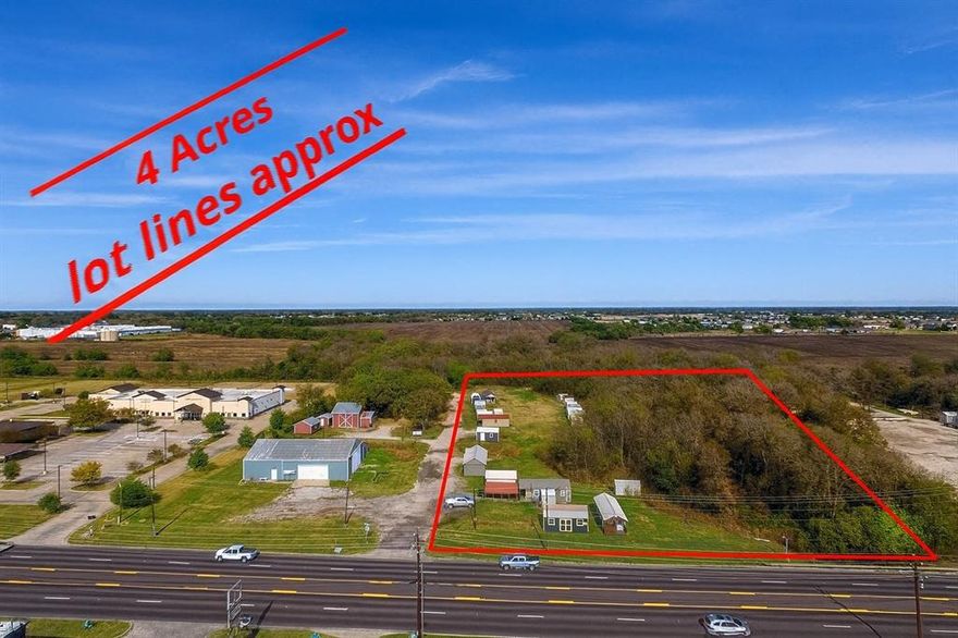 Prime Commercial Opportunity on State Highway 276 in Quinlan, TX. 4+ acres FRONTING State Highway 276! Over 23,000 vehicles pass by each day, according to TxDOT. Great location only a few blocks from the major intersection at HWY 34 & 276. Currently used for selling portable buildings, but  could be ideal for any number of uses. City sewer and water are available on-site. Incredible growth opportunities in Quinlan, come see this one today before it's gone!