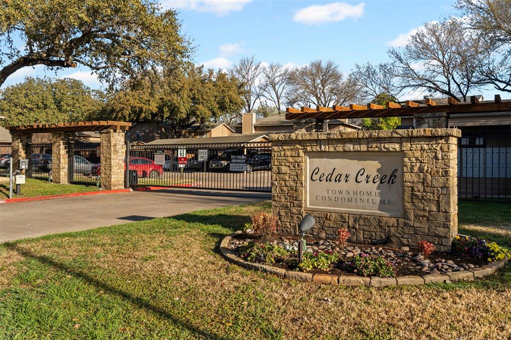 Cedar Creek Twnhms - Residential