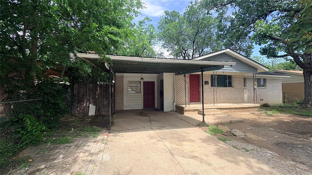 Photo of 4200 Arrowwood Drive, Fort Worth, TX 76115 (MLS # 21266933)