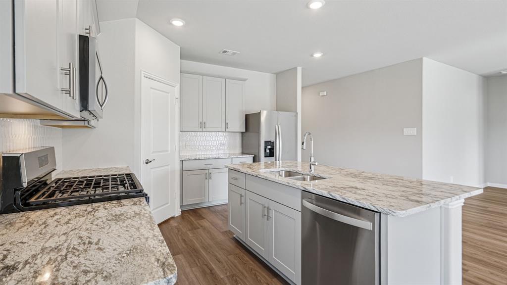 2121 Mustang Way