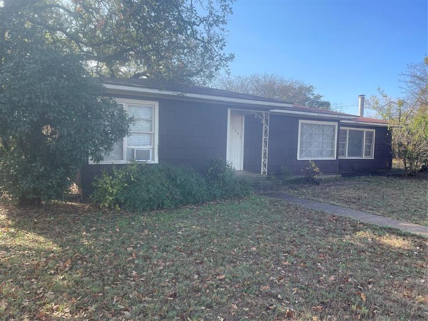 A well laid out 2-bedroom, 1.5 bath home on a 1825 sq ft foundation, on a corner lot. The property encompasses three city lots, this property has
potential with its large space, and detached garage, and a large number of windows through out.The home is ready for your personal touch.  The home is located in a quiet neighborhood with easy access to local amenities. The property is ideal for investment or your own personal home.