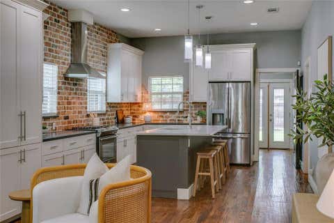 Photo of 322 S Brighton Avenue, Dallas, TX 75208 (MLS # 21322991)