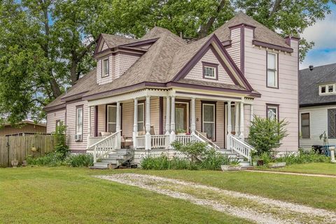 Photo of 618 W Chestnut Street, Denison, TX 75020 (MLS # 21256739)