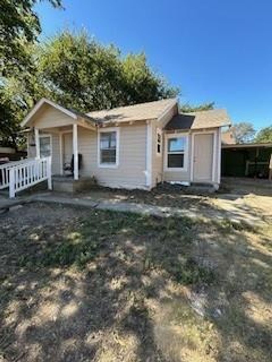 2 bedroom, 1 bath family home in historical area of McKinney. Convenient to services and commute. Family community. Hime needs update-repairs.
Exterior recently repaired and painted, with new doors and three new windows.  Bathroom recently renovated. Tenants have lived there 20 years.