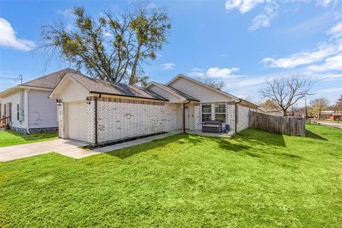 Photo of 300 Lipscomb Street, Cleburne, TX 76031 (MLS # 21238320)