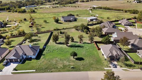 Photo of 424 S 2nd Street, Krum, TX 76249 (MLS # 21095116)