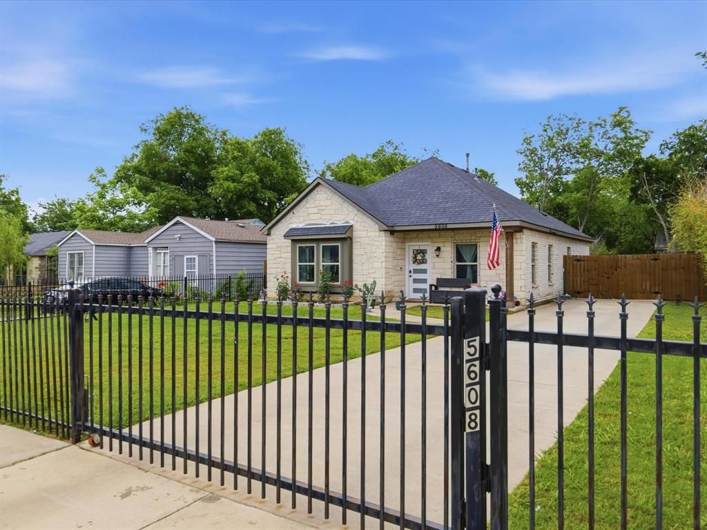 Photo of 5608 King Court, Fort Worth, TX 76112 (MLS # 21239716)
