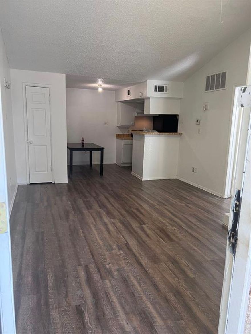 Nice 1 bedroom, 1 bath loft style condo on the second floor.  Great location near downtown, close to highways, NorthPark Mall and several hospitals including Presby, UT Southwestern.  Ready for move in.  Sec 8 Ok