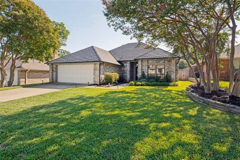 Photo of 2709 Edinboro Drive, Arlington, TX 76012 (MLS # 21407814)
