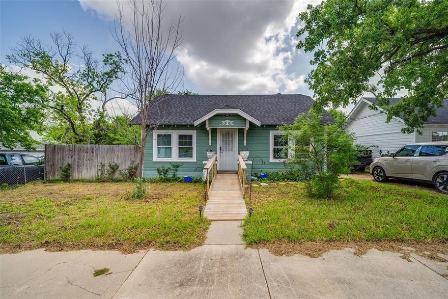 Charming home in the heart of Weatherford with tons of character and opportunity! This property offers a functional layout with great natural light, original wood flooring, and a comfortable flow throughout.

The home has already seen some updates including a nicely finished shower, while still leaving room for your own improvements and added value. The living and dining areas feel more spacious than expected and give you flexibility to make it your own.

Outside, you’ll love the welcoming front porch and strong curb appeal, along with a large yard that offers plenty of room to expand, add additional structures, or create your ideal outdoor setup.

Perfect for a first time buyer, rental, or investor looking for their next opportunity in a growing area. Conveniently located near local shops, dining, and easy access to major roadways.

Buyer to verify all information including schools and property details.