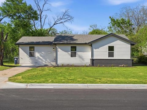 Photo of 810 Cordell Street, Denton, TX 76201 (MLS # 21222822)