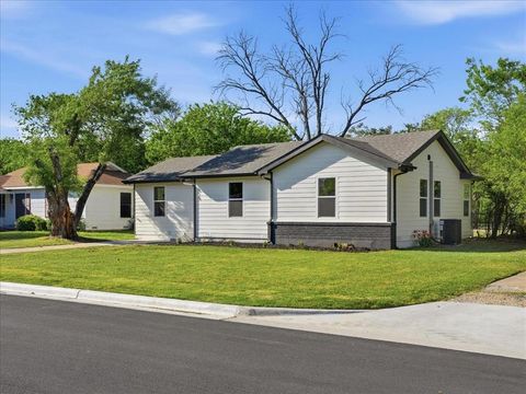 Photo of 810 Cordell Street, Denton, TX 76201 (MLS # 21222822)