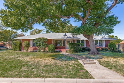 Photo of 541 Woolsey Drive, Dallas, TX 75224 (MLS # 21419753)