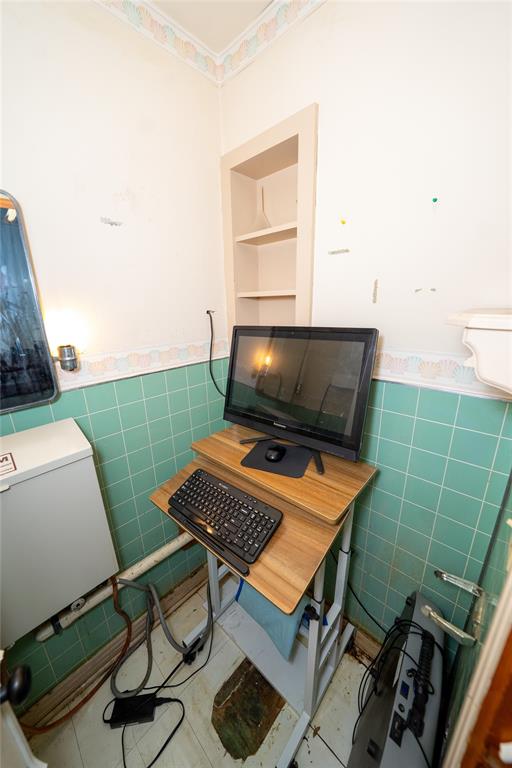 Clow 2 Add Town Coleman - Commercial Sale