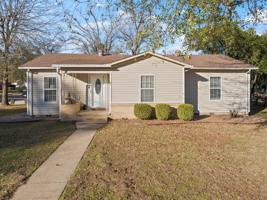 Photo of 201 Redbud Ln, Mount Pleasant, TX 75455 (MLS # 21201061)