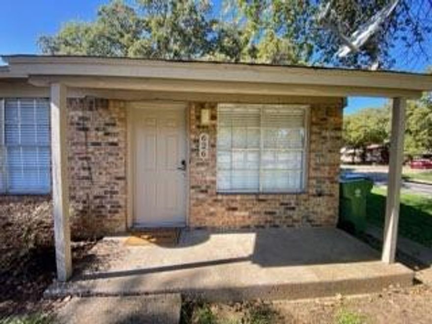 Great DUPLEX RECENTLY REDONE 2 BEDROOM AND I BATH. NEW VINYL PLANK FLOORING THRUOUT NEW WATER HEATER  CEILING FANS IN ALL ROOMS BEDROOMS AND LIVING AREA. NICE SIZED ROOMS, LARGE LIVING DINING COMBUNATION.   WASHER DRYER FURNISHED NO REFG. FENCED BACK YARD.  COVERED PORCH IN THE FRONT, OFF STREET PARTKING RESIDENT PAYS ALL UTILITY AND MAINTAINES THE YARD