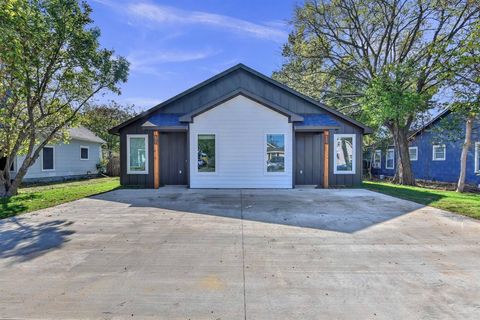 Photo of 718 W Texas Street, Denison, TX 75020 (MLS # 21083046)