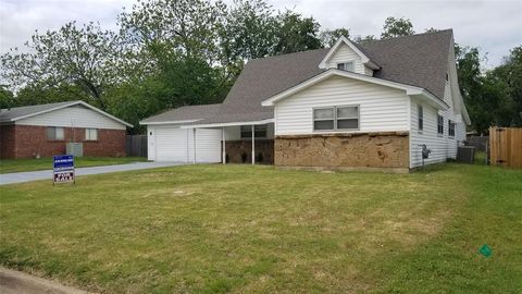 Photo of 758 Briarwood Lane, Hurst, TX 76053 (MLS # 21089000)