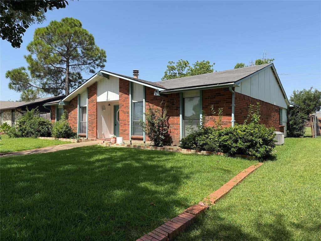 Photo of 3527 Longcourt Circle, Mesquite, TX 75150 (MLS # 21346436)