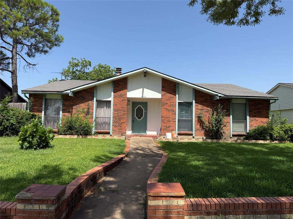 Photo of 3527 Longcourt Circle, Mesquite, TX 75150 (MLS # 21346436)