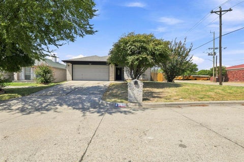Photo of 8195 Waterside Trail, Fort Worth, TX 76137 (MLS # 21388374)
