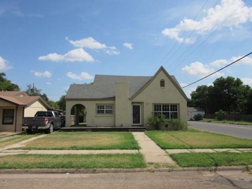 Adorable 2 bedroom, 1 bath home. A Must see!! All pets must be approved. 
 Owner is a licensed real estate sales person.
Requires Insurance and enrollment to the Benefit Package.