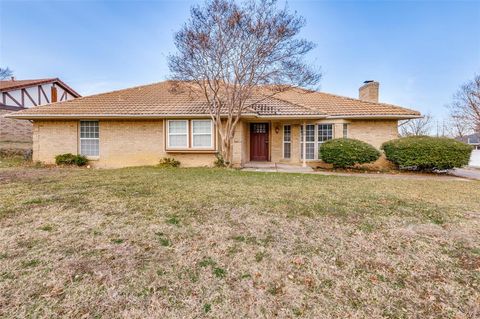 Photo of 2206 Greenbriar Court, Grand Prairie, TX 75050 (MLS # 21154582)