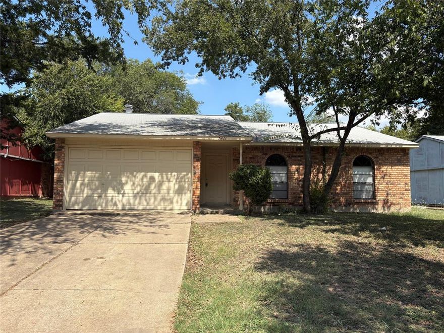 AWESOME REMODELED THREE BEDROOM HOME AT A GREAT PRICE. DUNCANVILLE SCHOOLS. LARGE YARD AND CLOSE TO ALL THE METROPLEX HAS TO OFFER. ABSOLUTELY GREAT FOR A FIRST TIME HOME BUYER OR EMPTY NESTER.