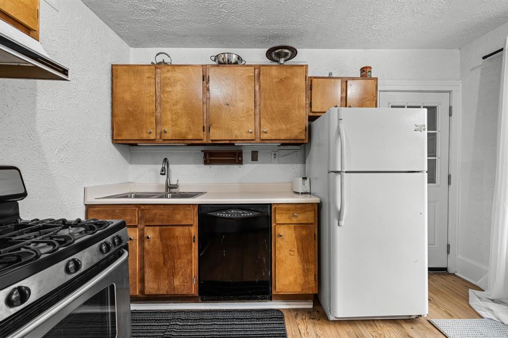 STEUERWALDS - Residential Lease