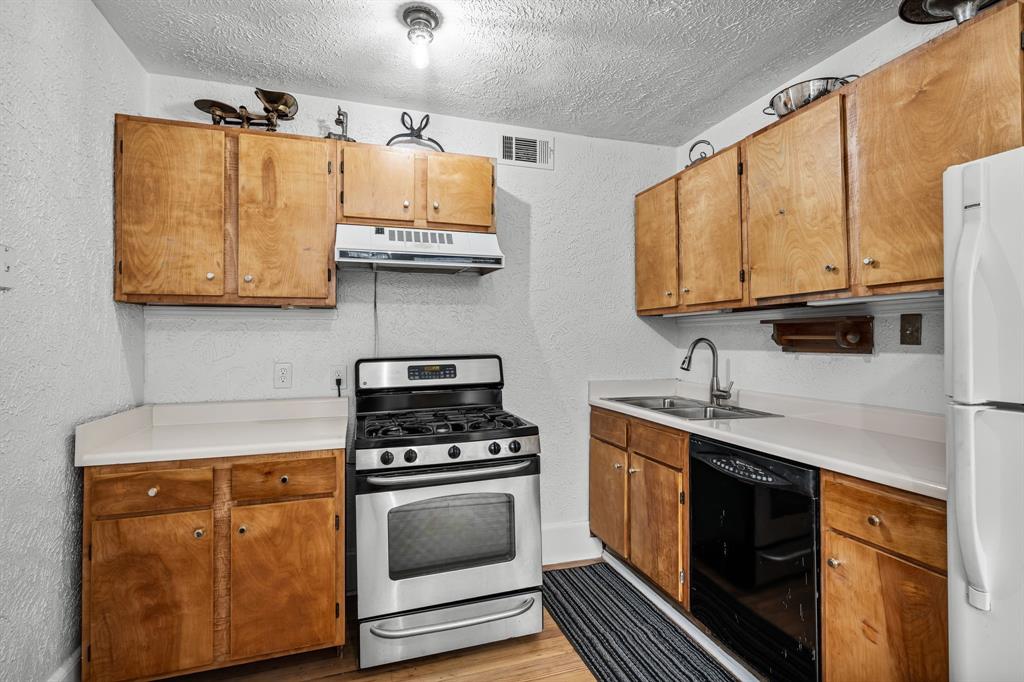 STEUERWALDS - Residential Lease