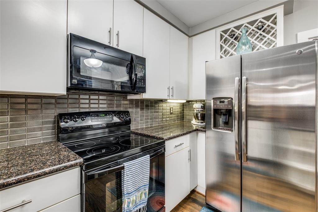 3922 Gilbert Avenue 220