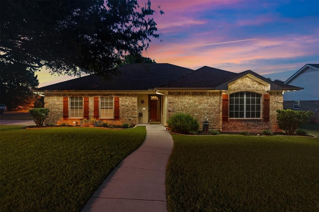 Photo of 205 Onyx Drive, Hewitt, TX 76643 (MLS # 21306772)
