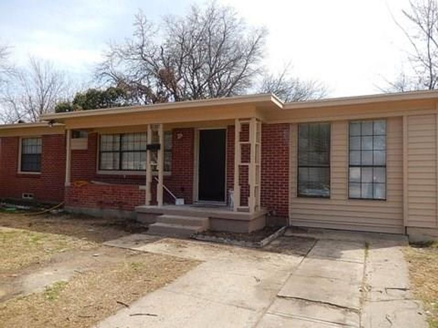 ***Make ready in progress***

Charming 3 bedroom, 1.5 bath home in Casa View!  Appliances include refrigerator, gas range, dishwasher & microwave.  Thermal pane windows and hardwood floors. Parking in driveway.  Tenant maintains yard and pays electric, gas, and water.