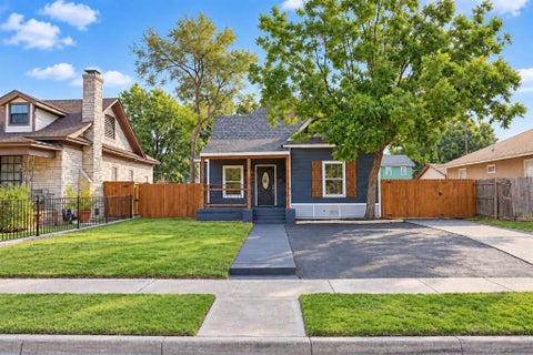 Photo of 1417 Circle Park Boulevard, Fort Worth, TX 76164 (MLS # 21391358)