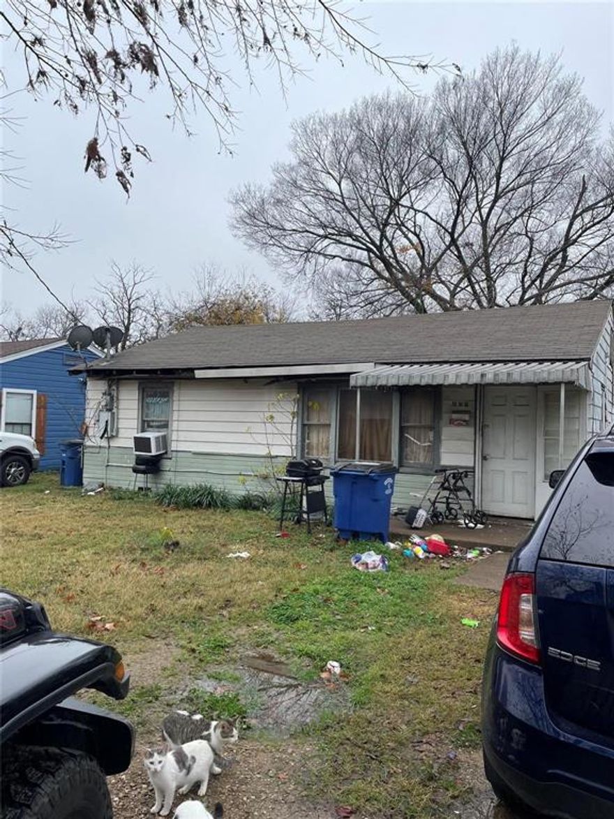Investment property ready for your magic touches. Home will need quite a bit of clean up. Great sized yard and tons of potential to update this home or build a new home on the lot.