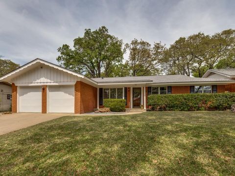 Photo of 712 Joanna Drive, Hurst, TX 76053 (MLS # 21314620)