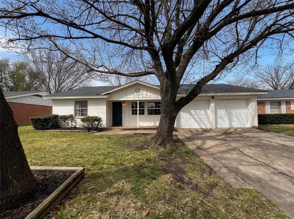 Photo of 802 N Hughes Street, Howe, TX 75459 (MLS # 21215457)