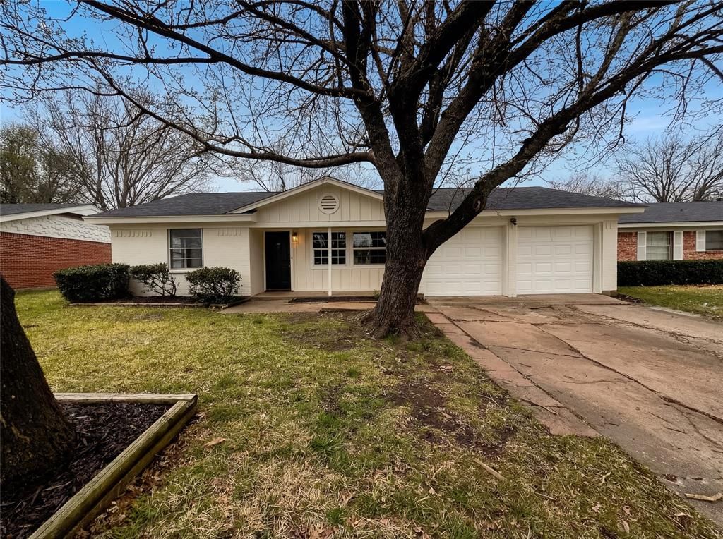 Photo of 802 N Hughes Street, Howe, TX 75459 (MLS # 21215457)