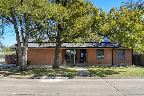 Photo of 612 N 10th Street, Sanger, TX 76266 (MLS # 21102306)