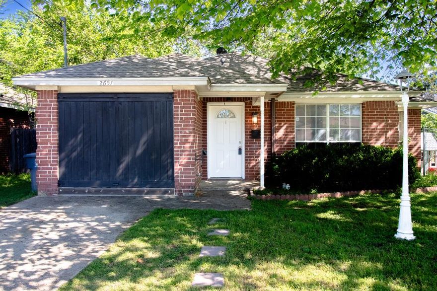 Great starter home in a transitioning area nestled between I-45 and I-75. This 3 bedroom 2 bath brick home with a flex room or office features plank wood flooring, thermal windows and a covered patio deck.
Ideally situated just minutes from Downtown Dallas, Fair Park, and Deep Ellum, this property offers unbeatable access to major highways, dining, entertainment, and key employment hubs. Enjoy the benefits of nearby development and growth in one of Dallas’ most convenient locations