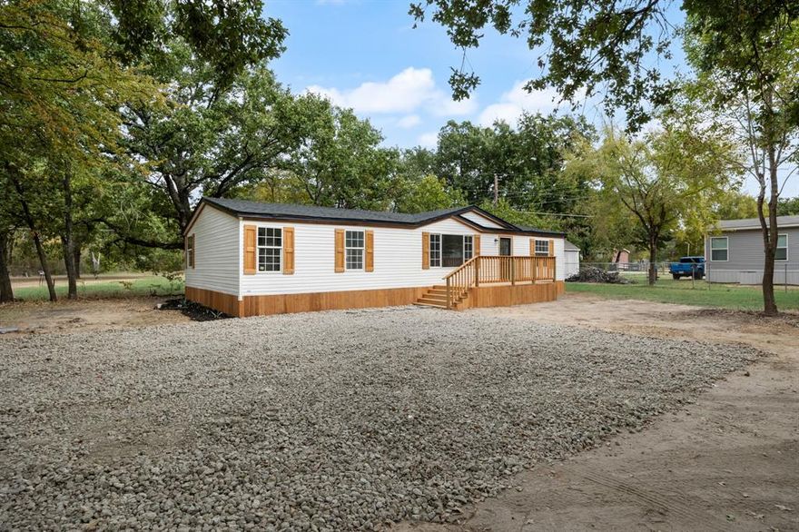 *****************Like NEW fully renovated and updated move-in ready home close to Cedar Creek Lake.*********************

 The HVAC, ROOF and FLOORING are just a few of the many upgrades that bring both comfort and peace of mind for years to come. You’ll love the crisp contemporary feel with new appliances, Cedar Wood ACCENTS inside and out! Located in the heart of Gun Barrel City! 

Whether you’re seeking a weekend retreat or full-time home, this one is priced to sell fast and is truly a must see!