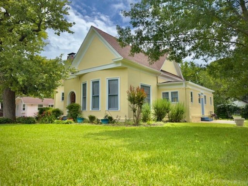 Photo of 330 E Mcneill Street, Stephenville, TX 76401 (MLS # 21194063)