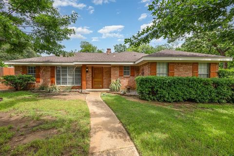 2306 Ravenwood Drive Grand Prairie TX 75050