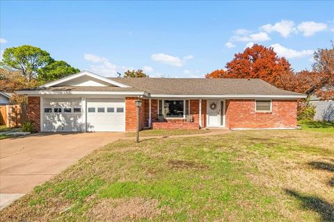 1913 Yucca Trail Hurst TX 76054