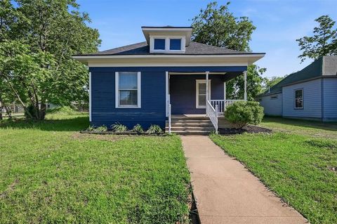 Photo of 721 W Monterey Street, Denison, TX 75020 (MLS # 21271816)